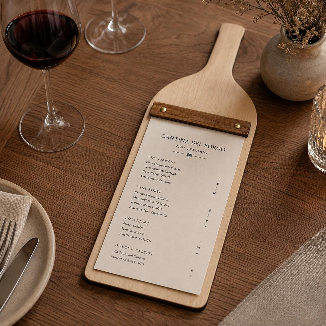 Portamenu A4 in legno di pioppo a forma di bottiglia personalizzato per wine bar