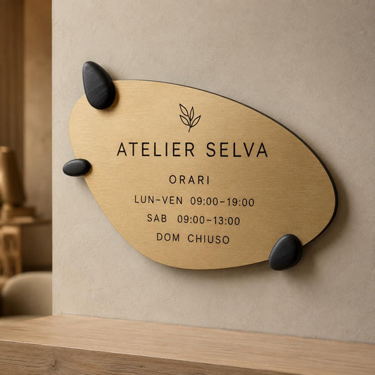 Targa orari personalizzata Linea Organica per ristorante con pannello inciso e supporti 3D