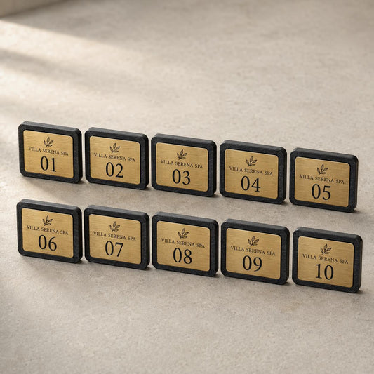 Mockup digitale di targhette numerate personalizzate per armadietti di spa e hotel