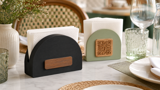 Portatovaglioli personalizzati nero e verde salvia su un tavolo apparecchiato