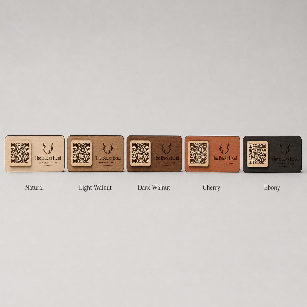 Targhetta QR Code in legno color ebano personalizzato con logo, segnatavolo inciso laser per menu digitale ristorante bar hotel