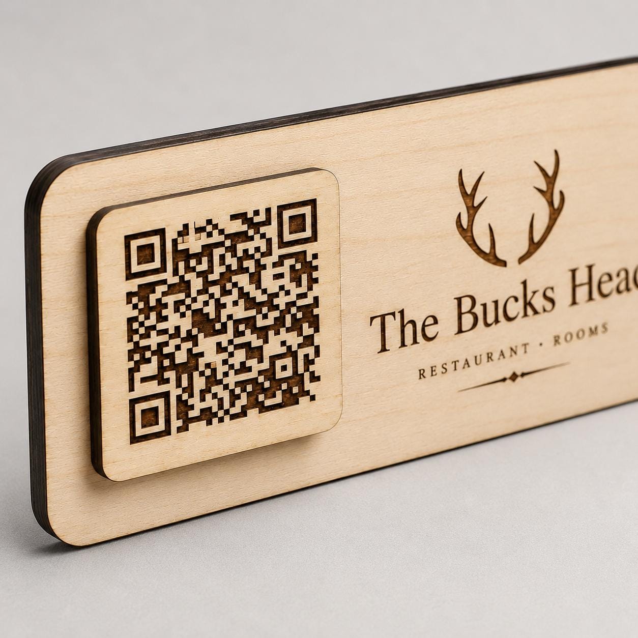 Targhetta QR Code in legno color ebano personalizzato con logo, segnatavolo inciso laser per menu digitale ristorante bar hotel