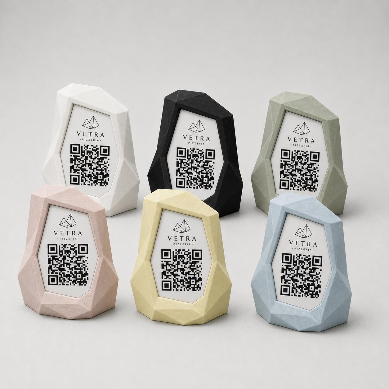 Portamenu QR Code Design Low-Poly | Supporto da Tavolo giallo Stampa 3D e Targhetta Incisa | Segnatavolo Personalizzato Hotel Pizzeria