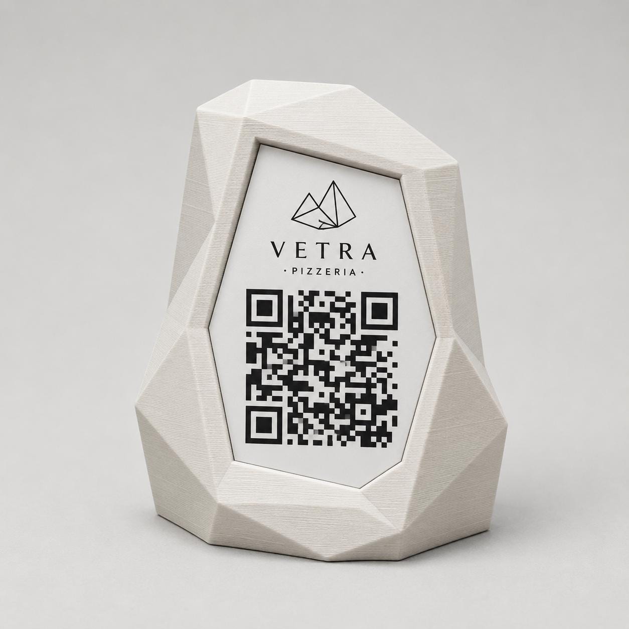 Portamenu QR Code Design Low-Poly | Supporto da Tavolo giallo Stampa 3D e Targhetta Incisa | Segnatavolo Personalizzato Hotel Pizzeria