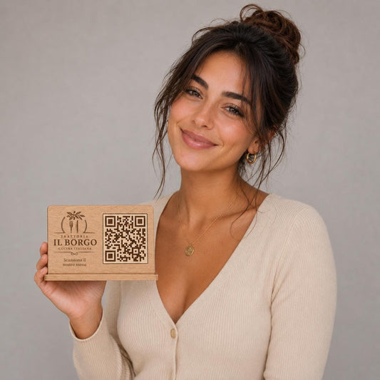 Supporto QR Code reale in legno chiaro personalizzato con basetta