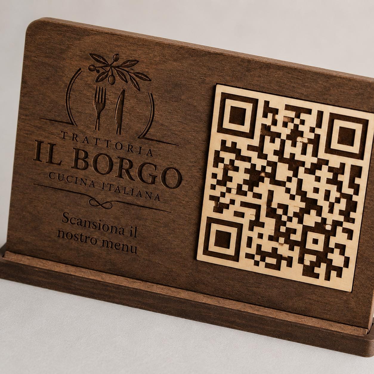 QR Code da tavolo in legno color noce personalizzato, segnatavolo inciso laser per menu digitale ristorante bar hotel
