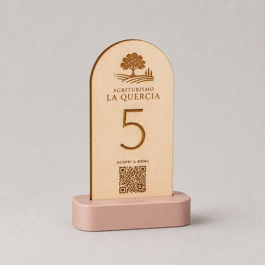 Portanumero incisoo al laser in legno Tavolo Azzurro con QR Code Personalizzato | Stand in Legno di Pioppo e Base 3D | Segnatavolo
