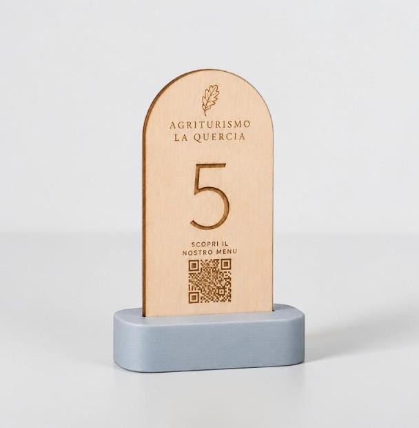 Portanumero incisoo al laser in legno Tavolo Azzurro con QR Code Personalizzato | Stand in Legno di Pioppo e Base 3D | Segnatavolo