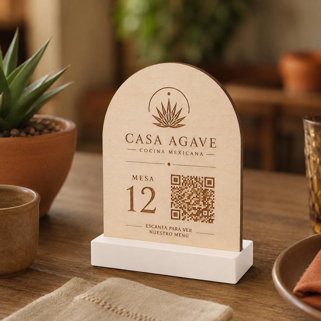Segnatavolo ad Arco in Legno con Base Colorata, Porta QR Code Ristorante Personalizzato, Numeri Tavolo Moderni Boho Chic, Portamenu con Logo