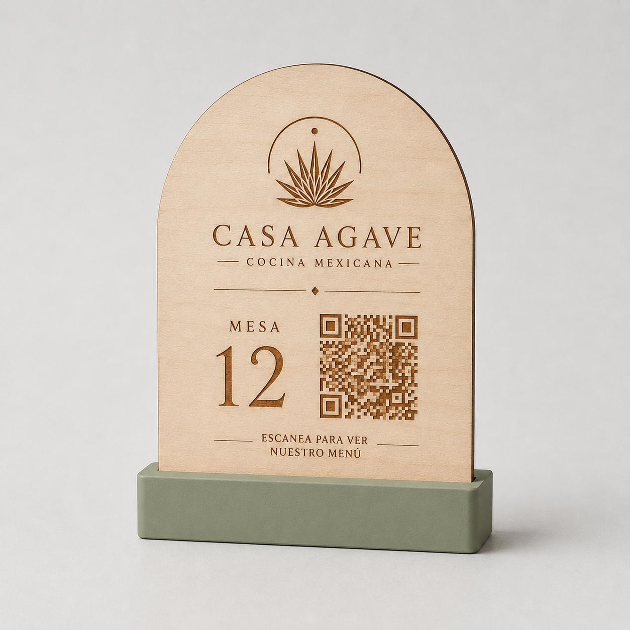 QR Code personalizzato su numero tavolo in legno