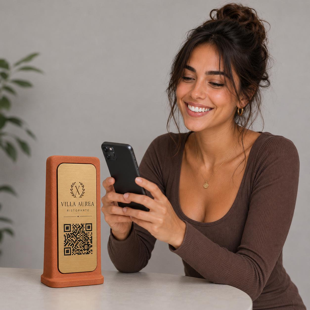 Supporto QR Code Menu Ristorante in PLA Terracotta | Totem da Tavolo Personalizzato con Logo e Targhetta Incisa Laser | WiFi, Menu, Review
