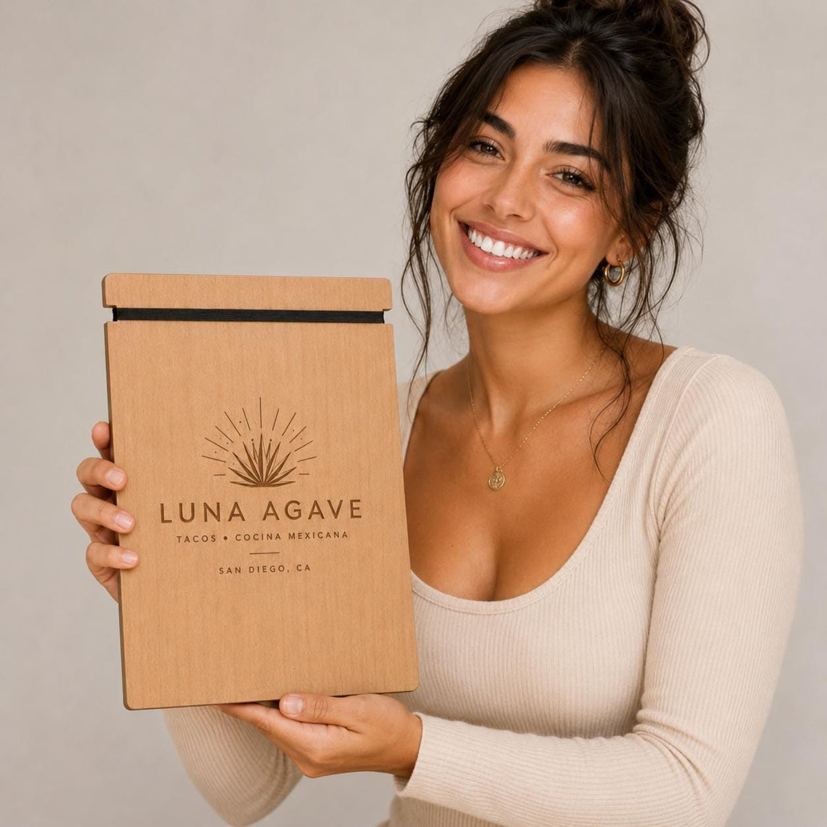 Portamenu personalizzato con logo inciso ed elastico superiore
