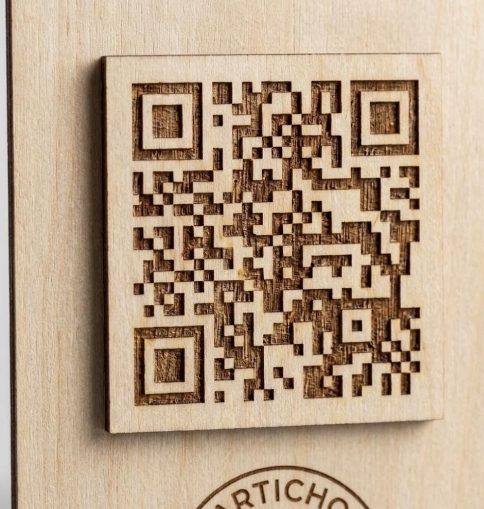 QR Code in legno color noce personalizzato, segnatavolo inciso laser per menu digitale ristorante bar hotel