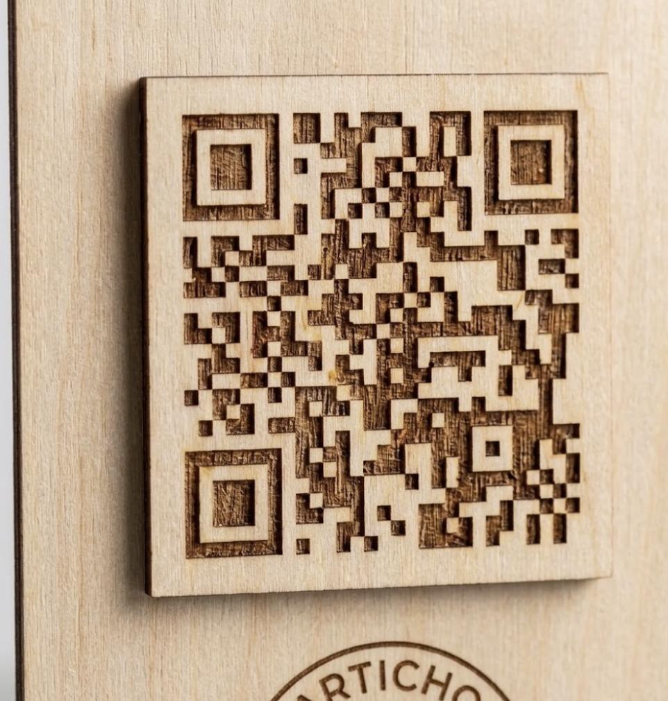 QR Code in legno mogano personalizzato, segnatavolo inciso laser per menu digitale ristorante bar hotel