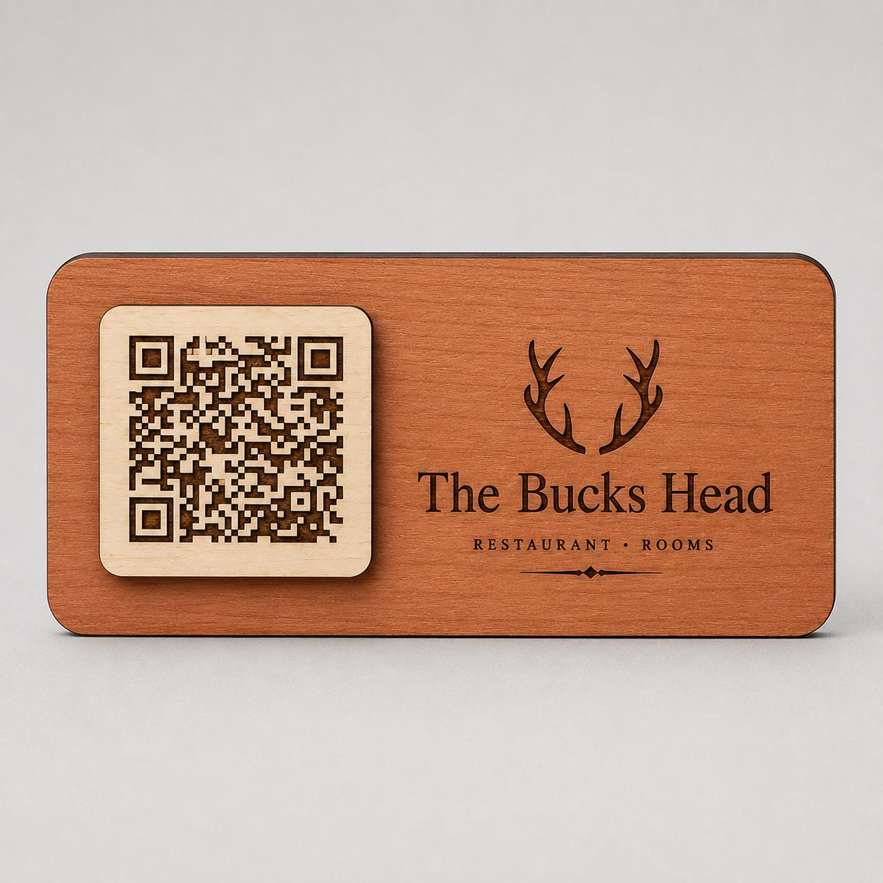 Targhetta QR Code in legno color ebano personalizzato con logo, segnatavolo inciso laser per menu digitale ristorante bar hotel