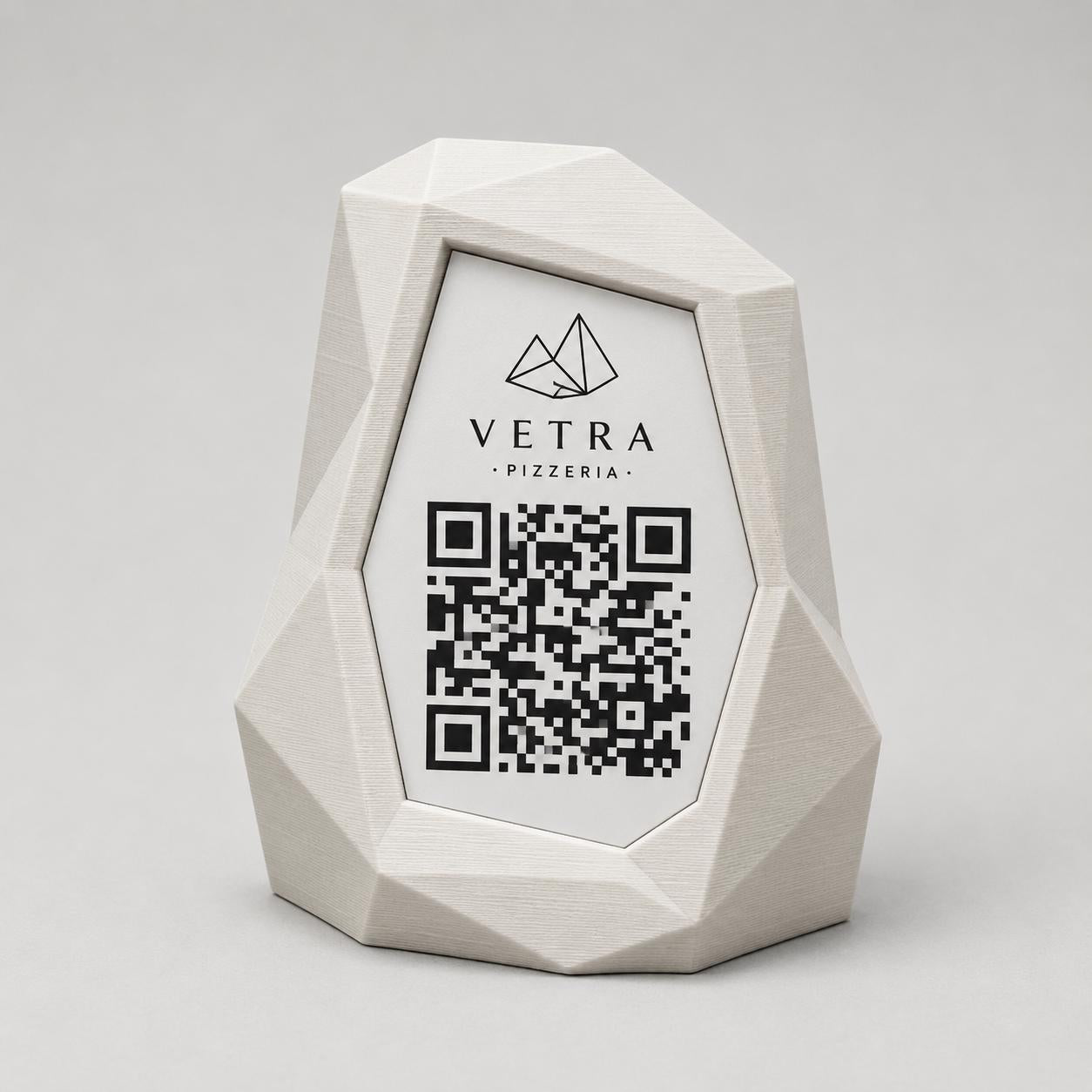 Portamenu QR Code Design Low-Poly | Supporto da Tavolo giallo Stampa 3D e Targhetta Incisa | Segnatavolo Personalizzato Hotel Pizzeria