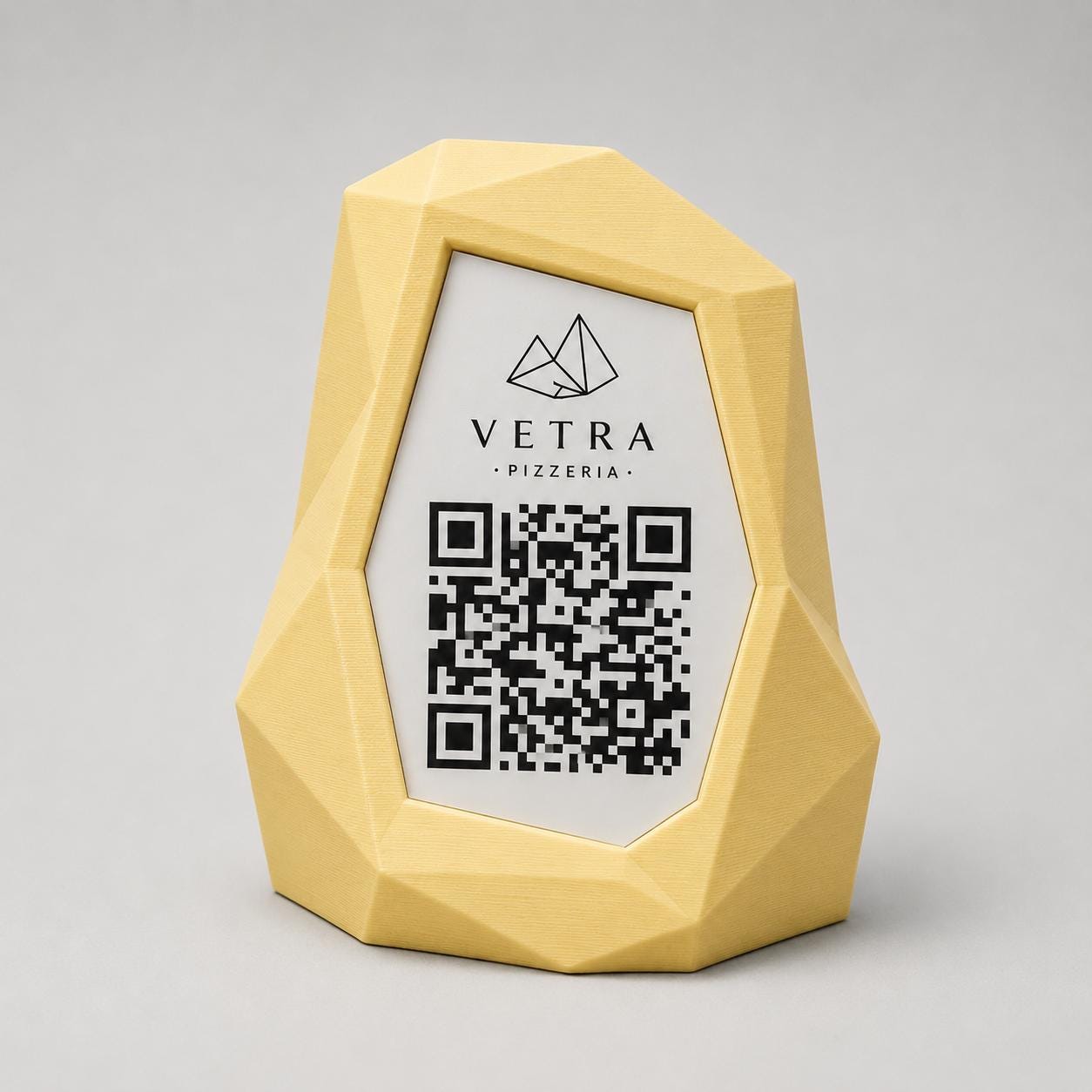 Portamenu QR Code Design Low-Poly | Supporto da Tavolo giallo Stampa 3D e Targhetta Incisa | Segnatavolo Personalizzato Hotel Pizzeria
