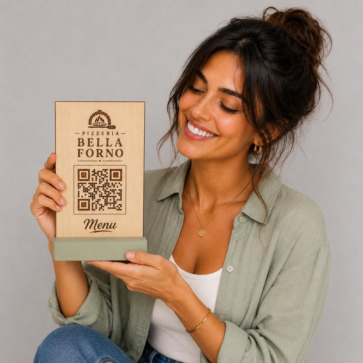 Totem QR Code da tavolo con base stampata in 3D, pannello in pioppo e vano decorativo