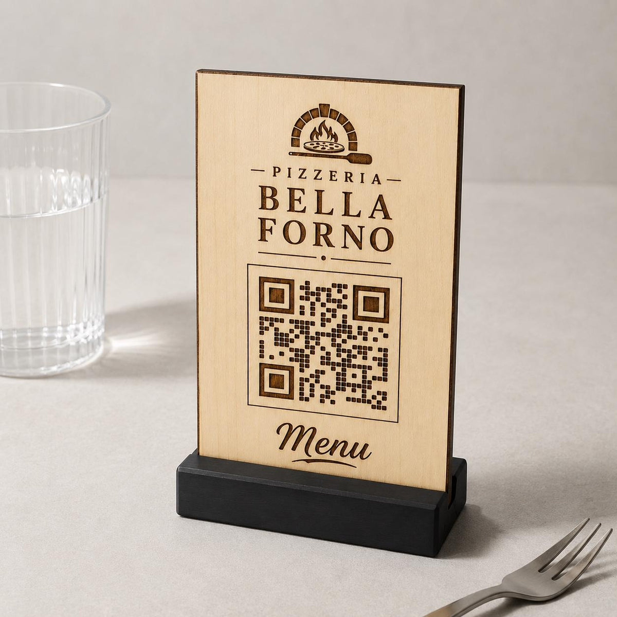 Set Totem QR Code personalizzati con pannello in legno inciso al laser e bordi scuri naturali