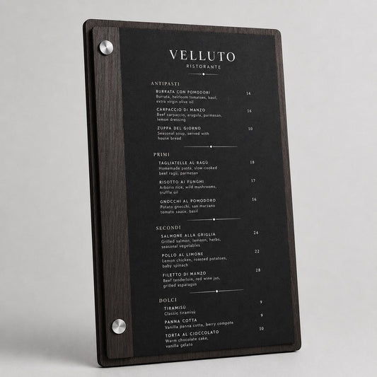 Portamenu orizzontale in legno di pioppo colore ebano con incisione logo ristorante personalizzato, menu inciso laser a bacchetto formato a4