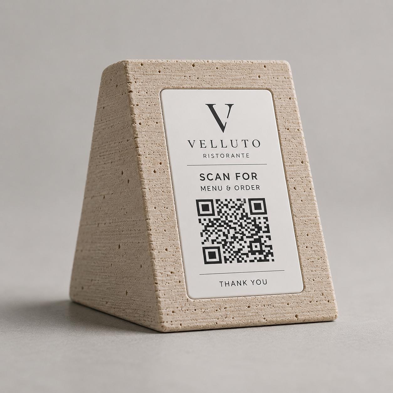 Supporto QR Code Menu Ristorante in PLA effetto travertino pietra | Totem da Tavolo Personalizzato con Logo e Targhetta Incisa Laser