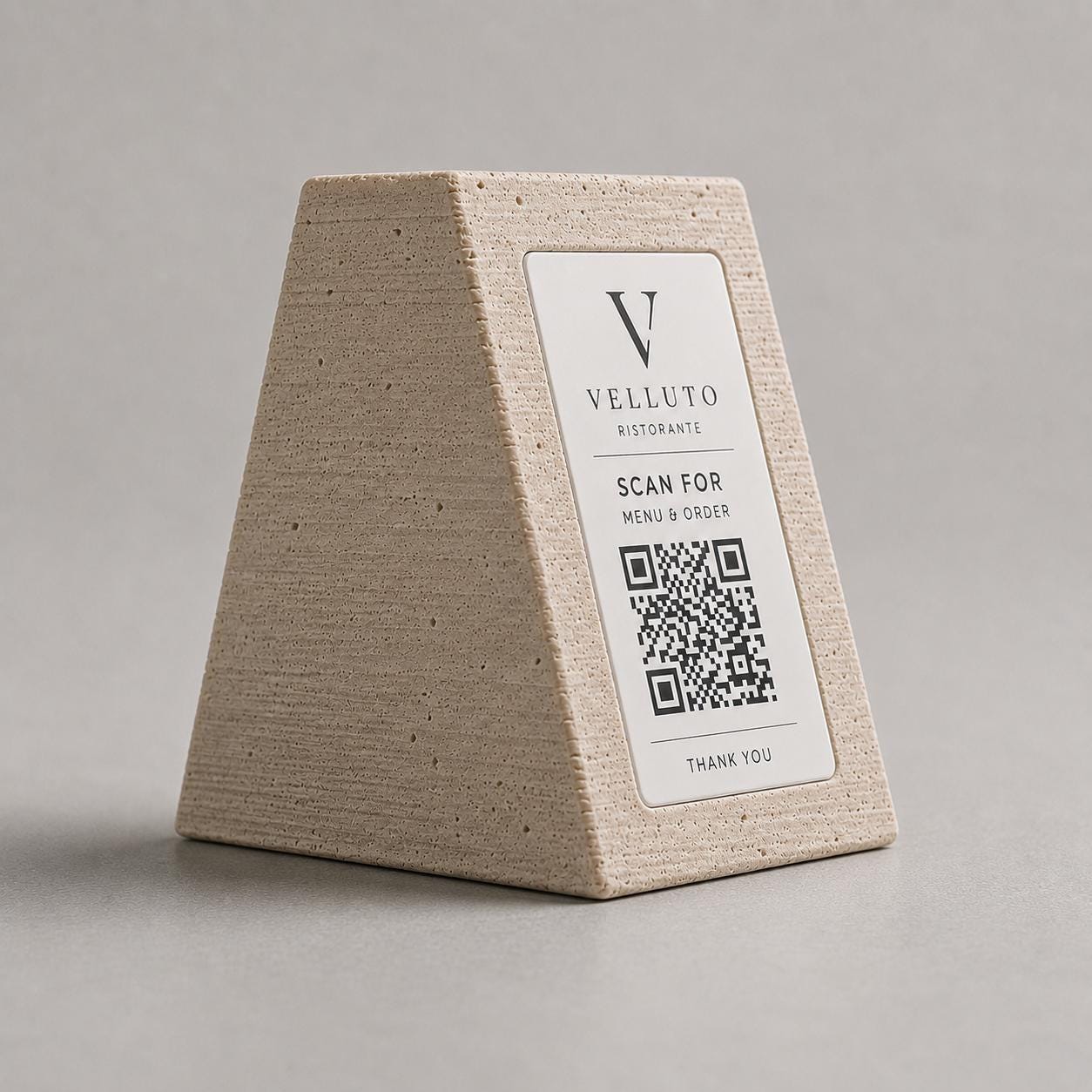 Supporto QR Code Menu Ristorante in PLA effetto travertino pietra | Totem da Tavolo Personalizzato con Logo e Targhetta Incisa Laser