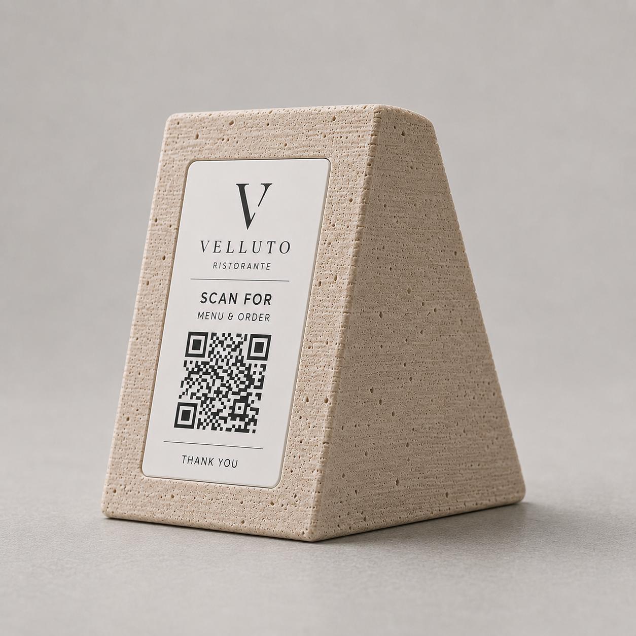 Supporto QR Code Menu Ristorante in PLA effetto travertino pietra | Totem da Tavolo Personalizzato con Logo e Targhetta Incisa Laser