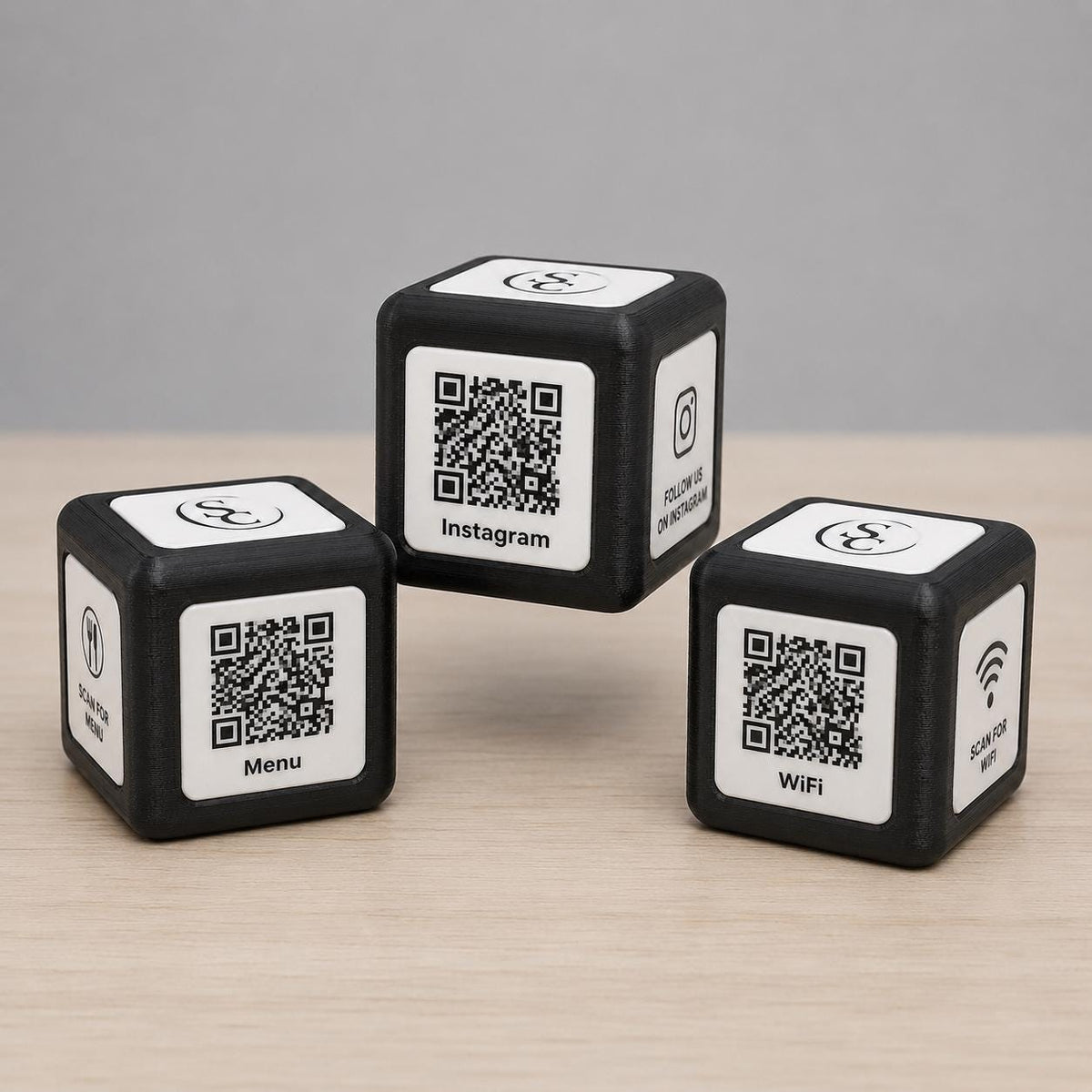 Cubo Espositore QR Code Personalizzato | Menu Digitale, Social Media, Wi-Fi | Stampa 3D e Incisione Laser | Per Ristoranti, Bar ed Eventi