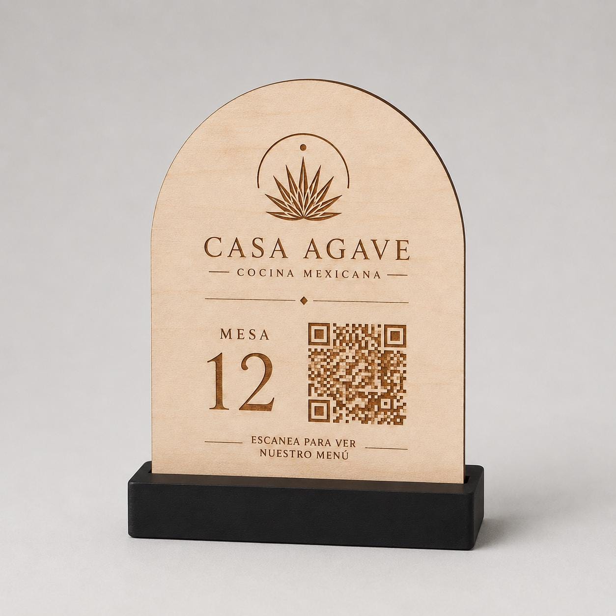 Stand verde ad Arco in Legno con Base Colorata, Porta QR Code Ristorante Personalizzato, Numeri Tavolo Moderni Boho Chic, Portamenu con Logo