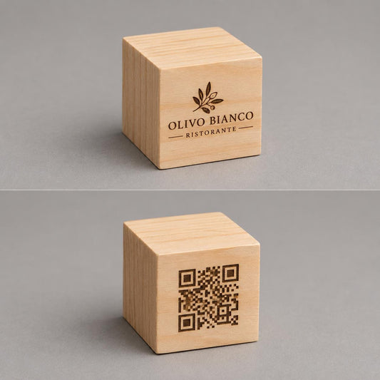 Cubo in legno naturale con logo inciso al laser