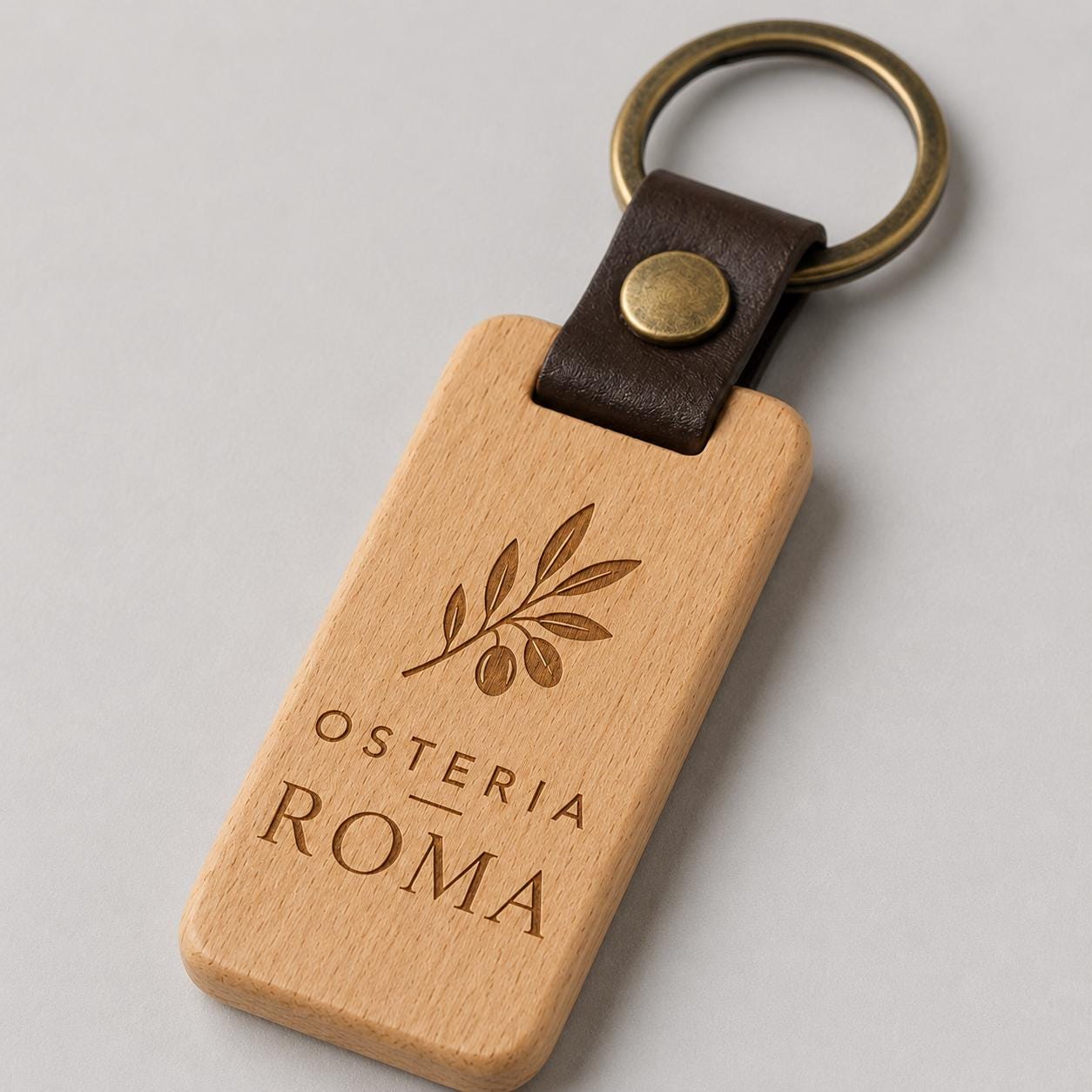 Set 30 Portachiavi in Legno di Faggio e Pelle Personalizzati, Ciondolo Chiavi per B&B Hotel Agriturismo, Portachiavi Incisi a Laser con Logo