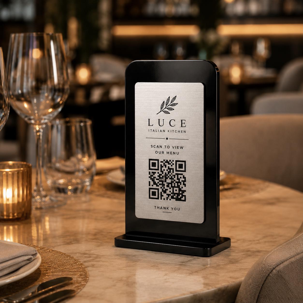 Supporto QR Code da tavolo in plexiglas nero con targhetta acciaio ottone o bianco incisa per ristorante bar hotel