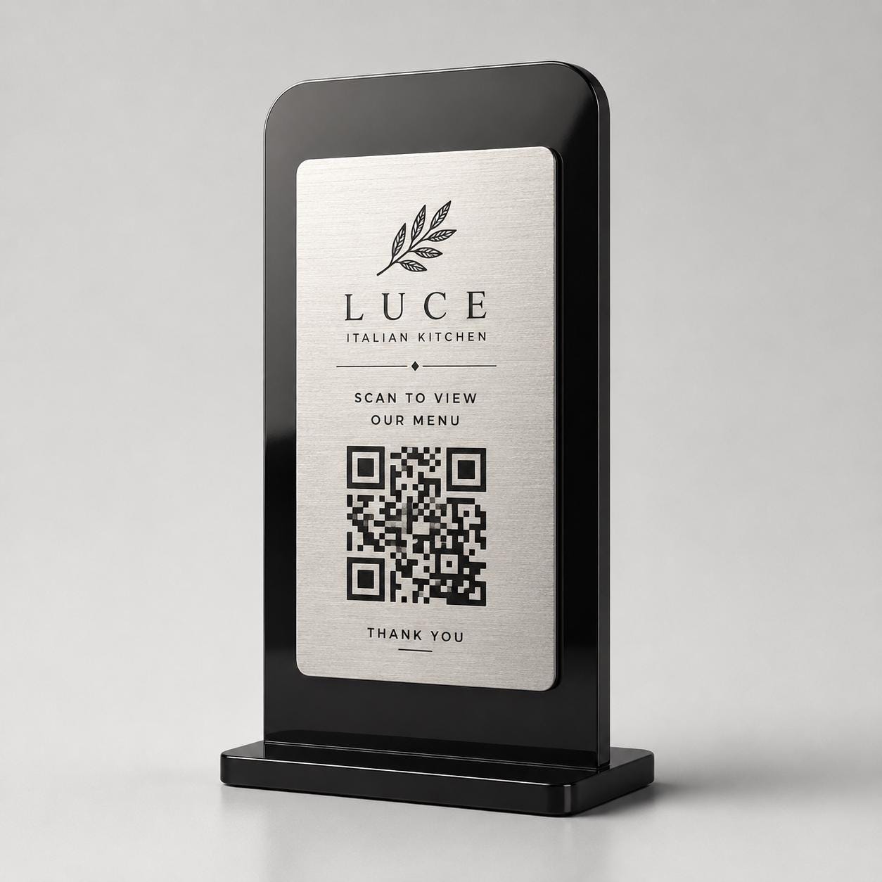 Supporto QR Code da tavolo in plexiglas nero con targhetta acciaio ottone o bianco incisa per ristorante bar hotel