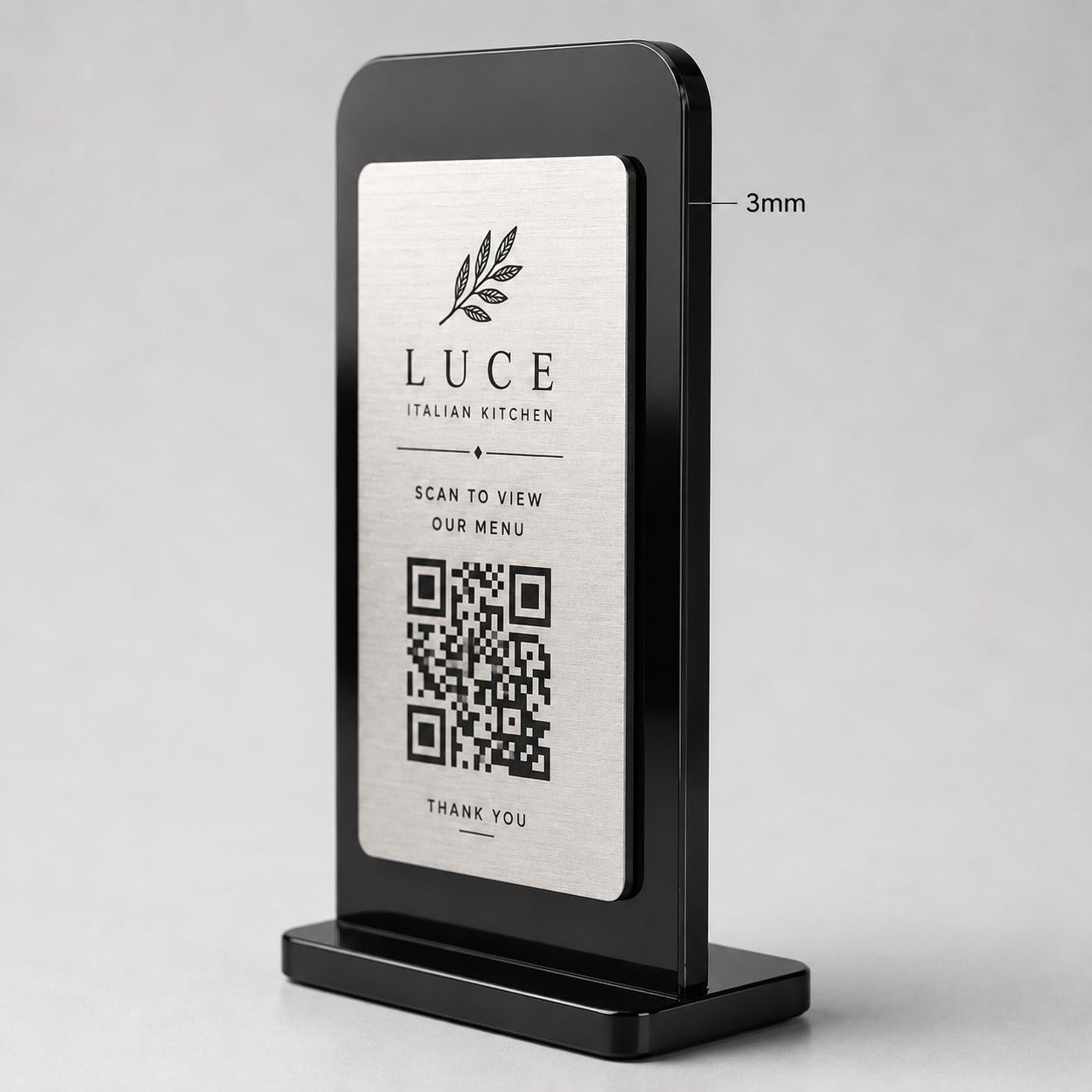 Supporto QR Code da tavolo in plexiglas nero con targhetta acciaio ottone o bianco incisa per ristorante bar hotel