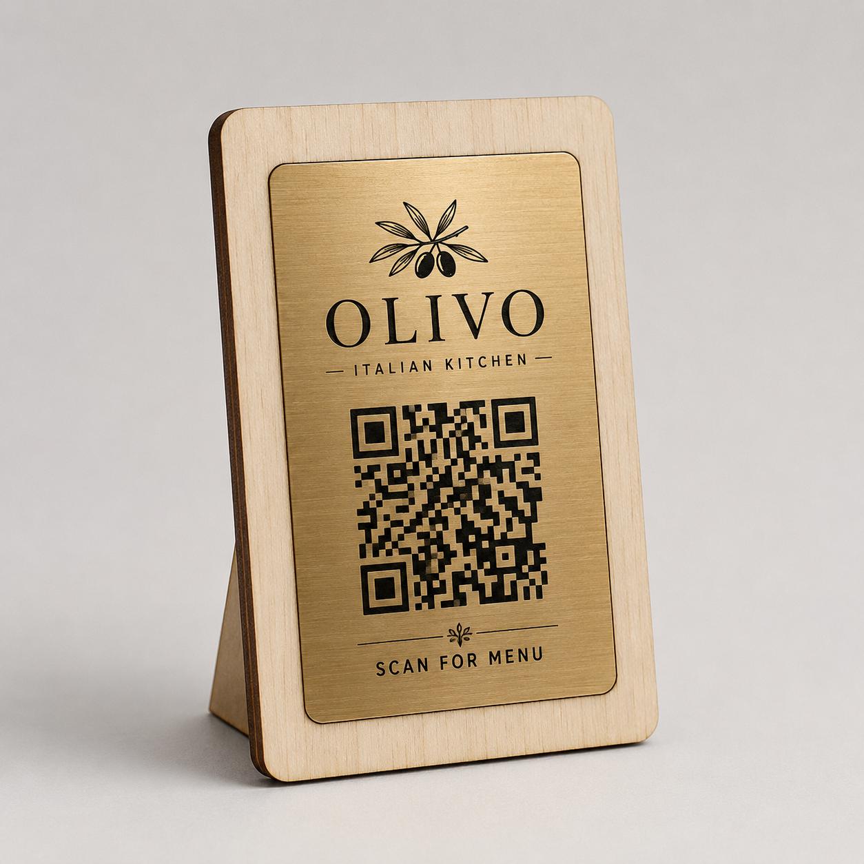 Supporto QR Code da tavolo in plexiglas nero con targhetta ottone o bianco incisa per ristorante bar hotel