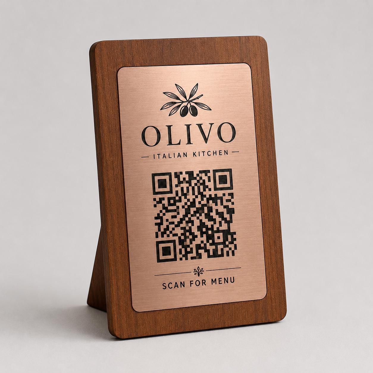 Supporto QR Code da tavolo in plexiglas nero con targhetta ottone o bianco incisa per ristorante bar hotel
