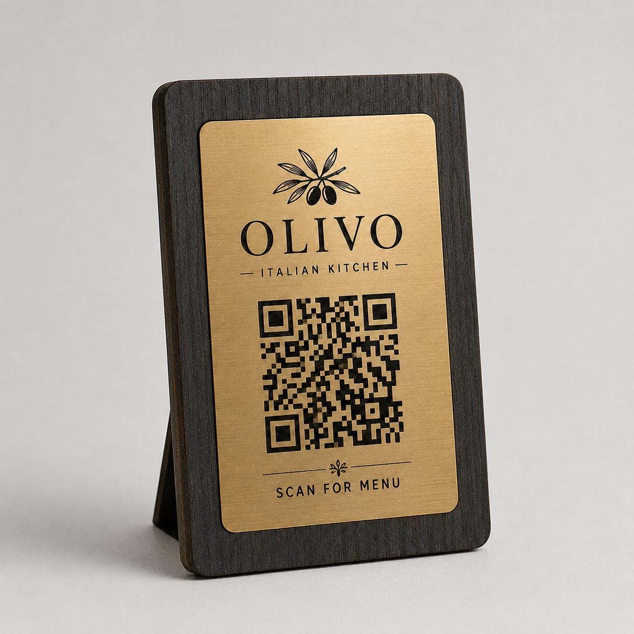 Supporto QR Code da tavolo in plexiglas nero con targhetta ottone o bianco incisa per ristorante bar hotel