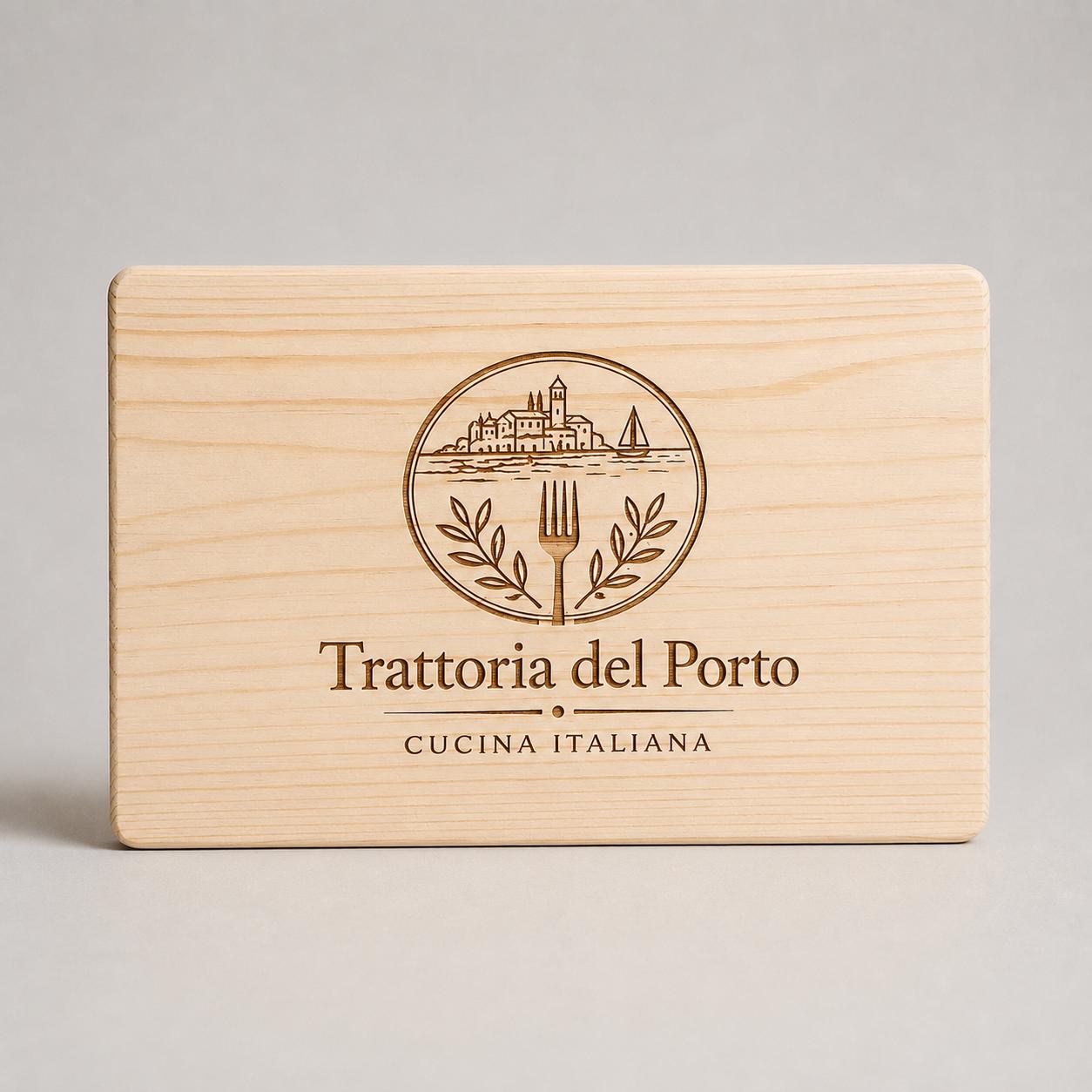 Dettaglio della venatura del tagliere in pino personalizzato