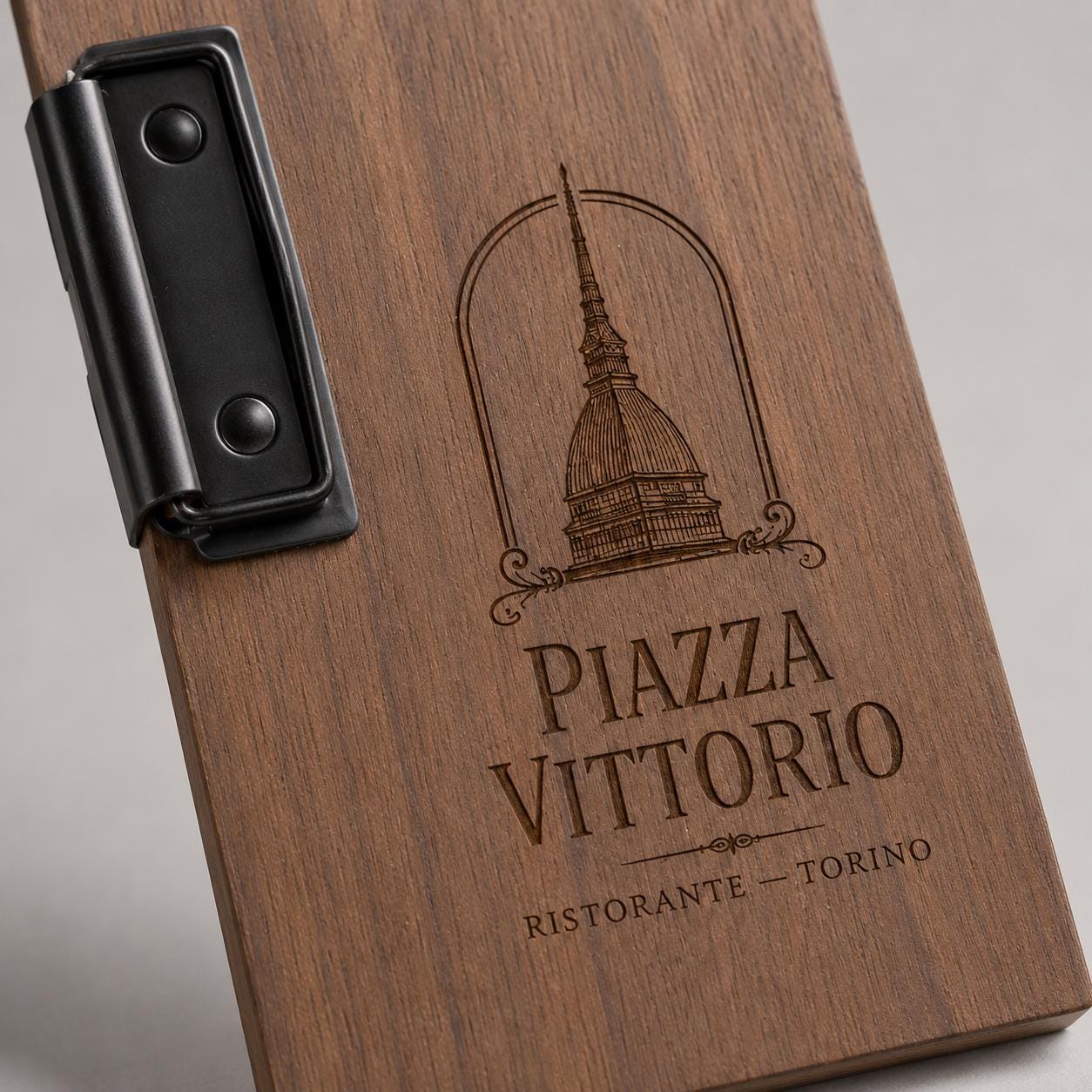 Portaconto in legno di noce laccato 24 x 10 cm con clip nera e logo inciso