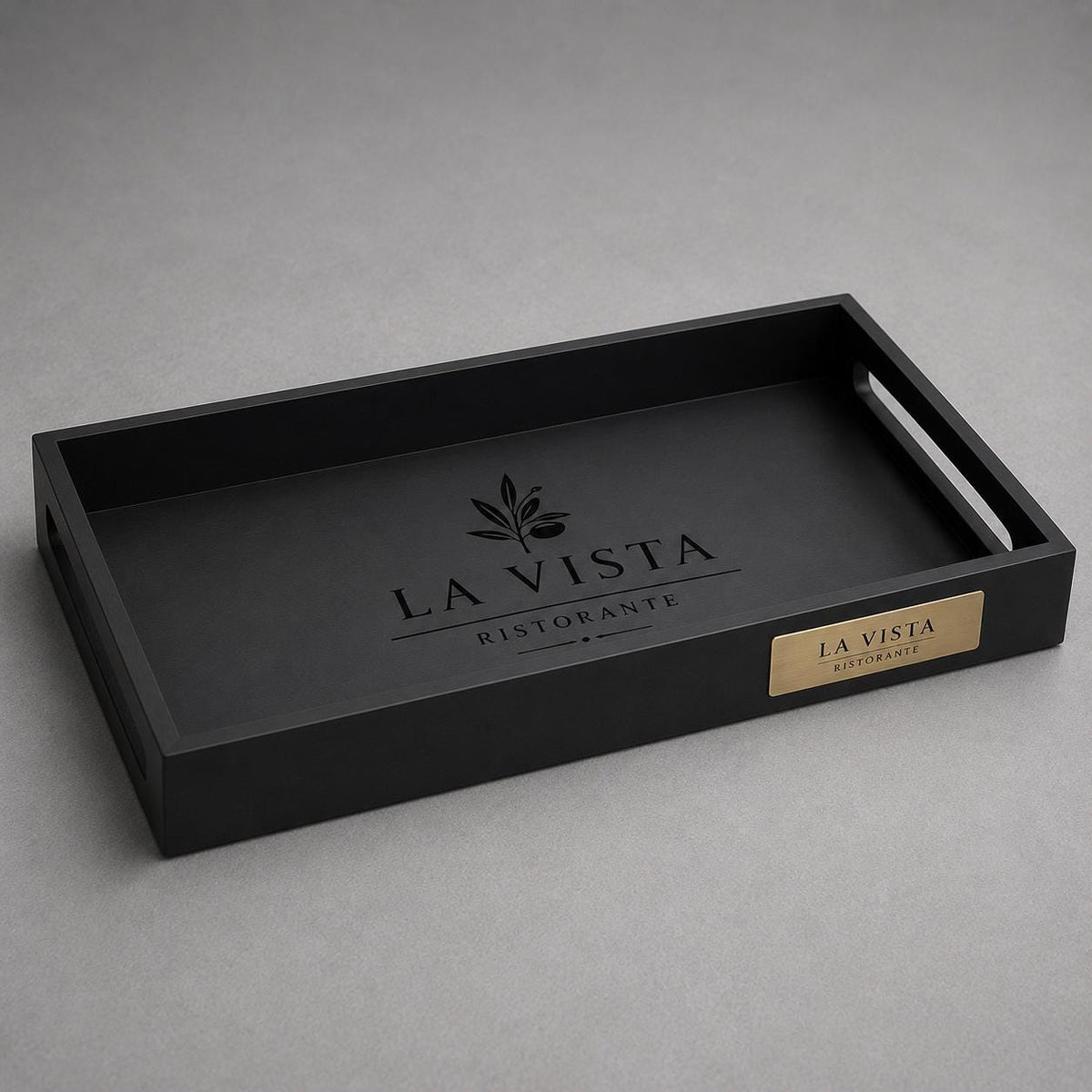 Vassoio rettangolare 40x30x6cm MDF nero personalizzato con incisione laser e targhetta in acciaio o ottone spazzolato per hotel, bar