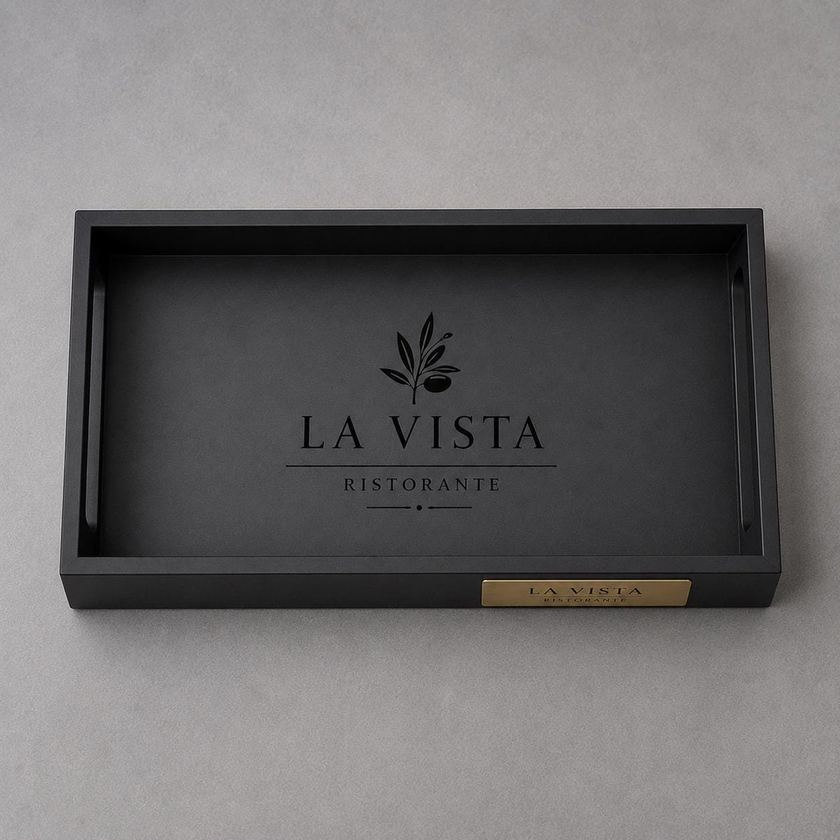 Vassoio rettangolare 40x30x6cm MDF nero personalizzato con incisione laser e targhetta in acciaio o ottone spazzolato per hotel, bar