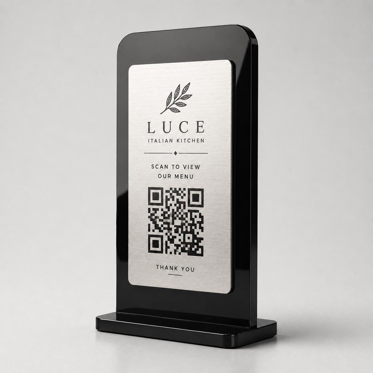 Supporto QR Code da tavolo in plexiglas nero con targhetta acciaio ottone o bianco incisa per ristorante bar hotel