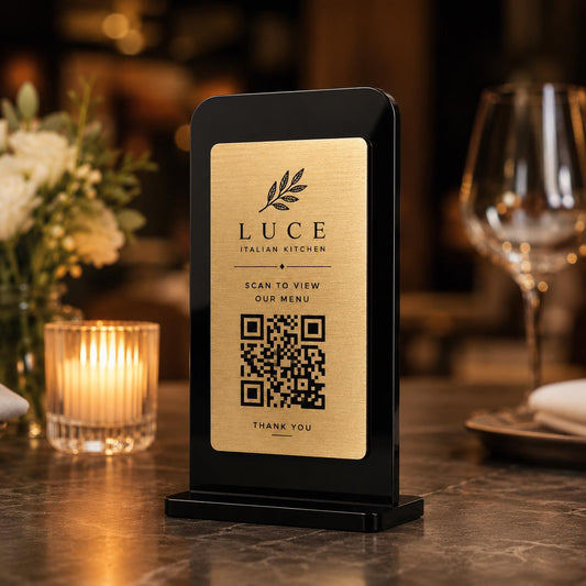 Supporto QR Code da tavolo in plexiglas nero con targhetta ottone o bianco incisa per ristorante bar hotel
