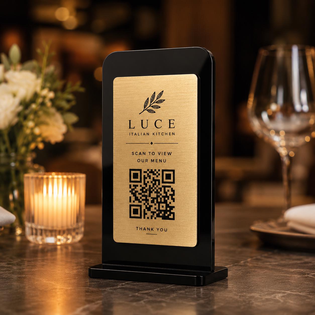 Supporto QR Code da tavolo in plexiglas nero con targhetta acciaio ottone o bianco incisa per ristorante bar hotel