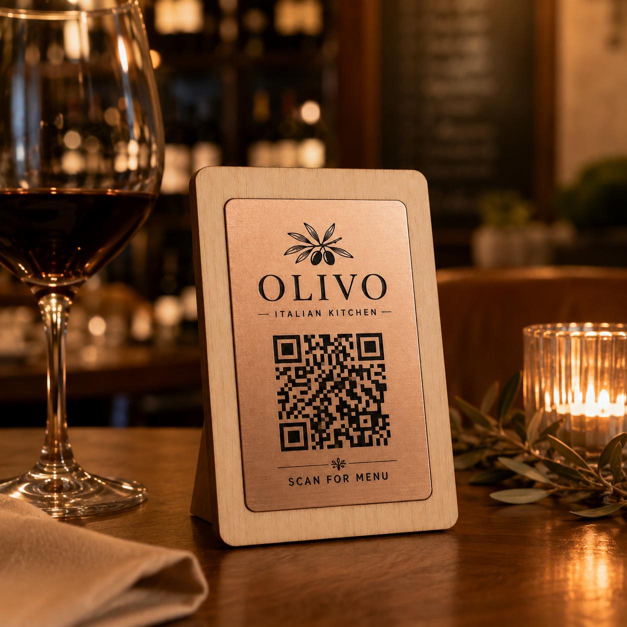 Supporto QR Code da tavolo in plexiglas nero con targhetta ottone o bianco incisa per ristorante bar hotel