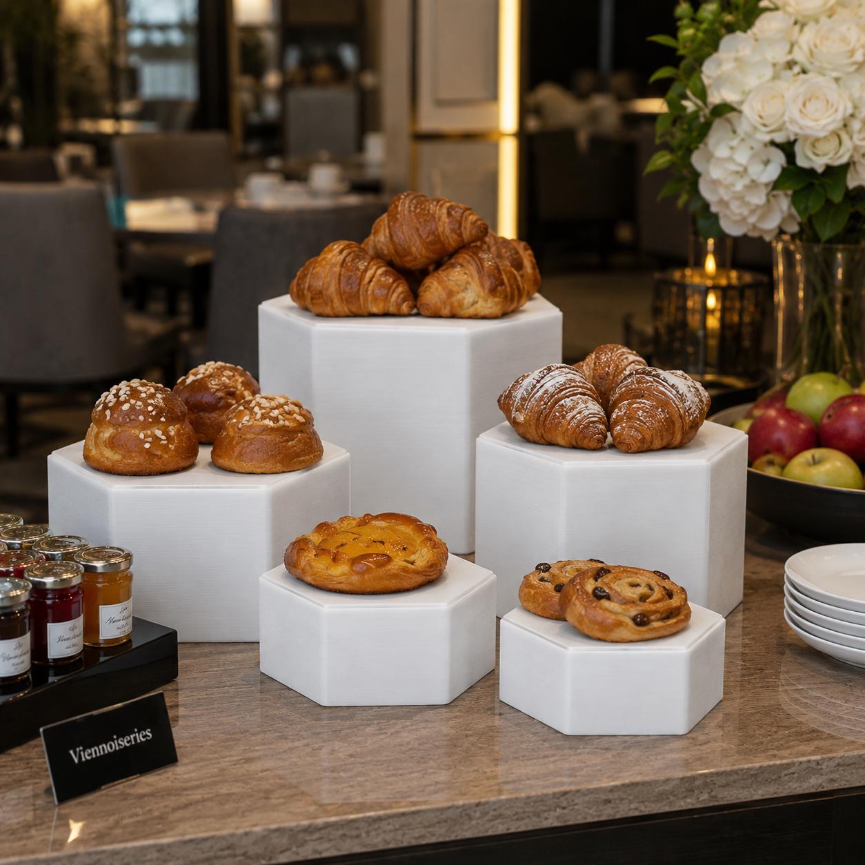 Alzate esagonali in PETG per buffet – espositori modulari per dolci, brioche e tramezzini