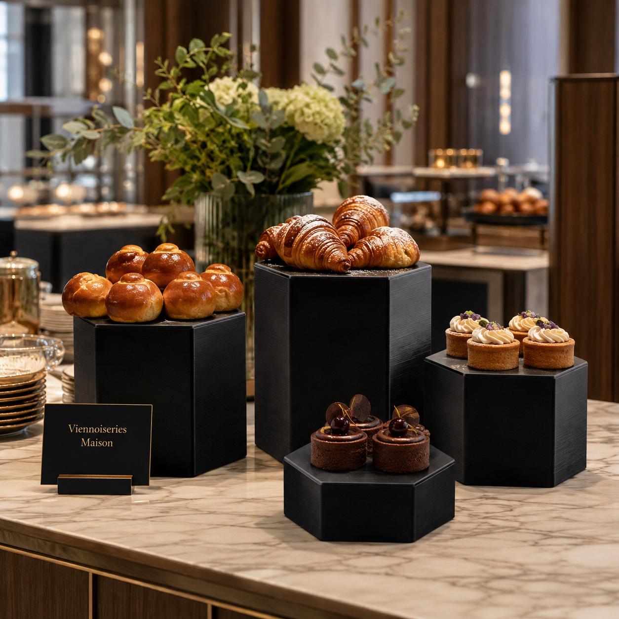 Alzate esagonali in PETG per buffet – espositori modulari per dolci, brioche e tramezzini