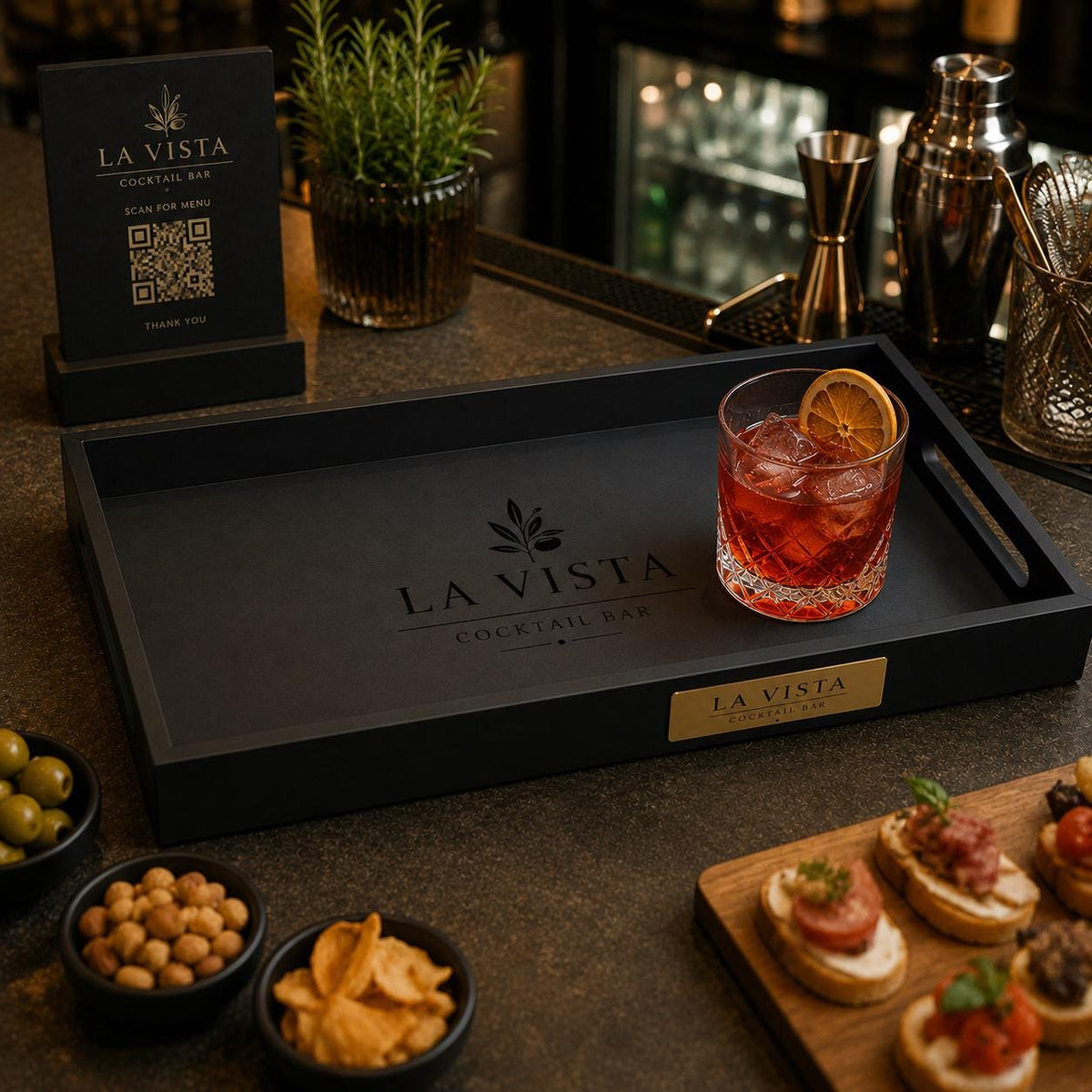 Vassoio rettangolare 40x30x6cm MDF nero personalizzato con incisione laser e targhetta in acciaio o ottone spazzolato per hotel, bar