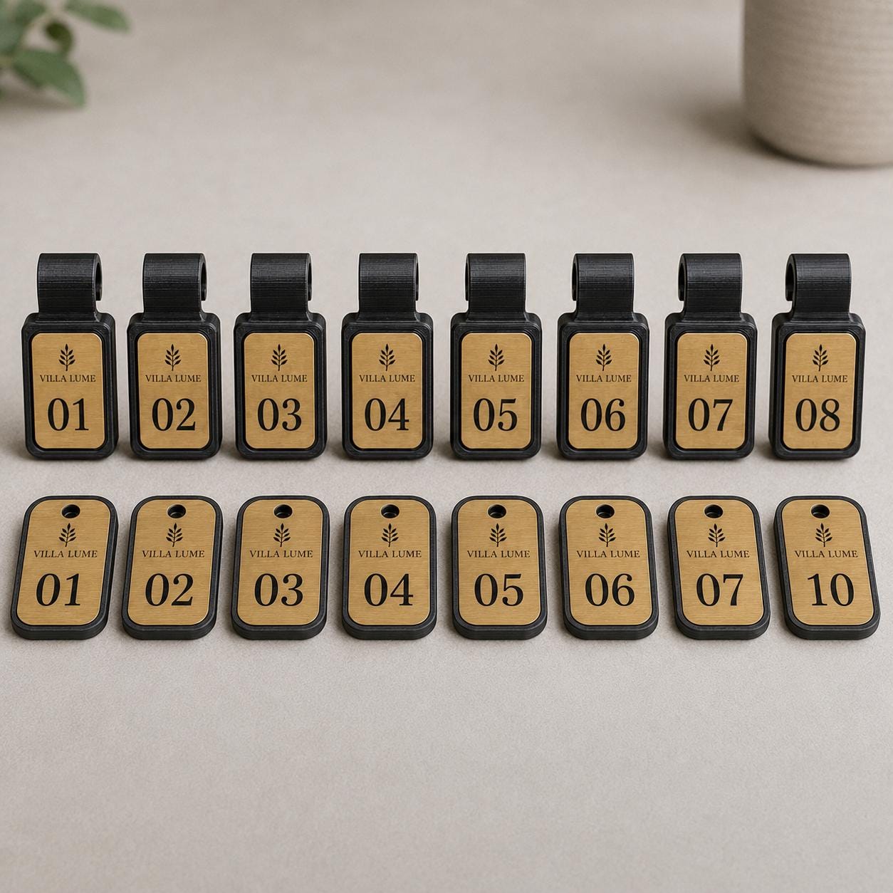 Set da 10 Coppie Numerate Guardaroba Personalizzate | Gettoni e Clip in PLA e Rowmark per Hotel e Ristoranti