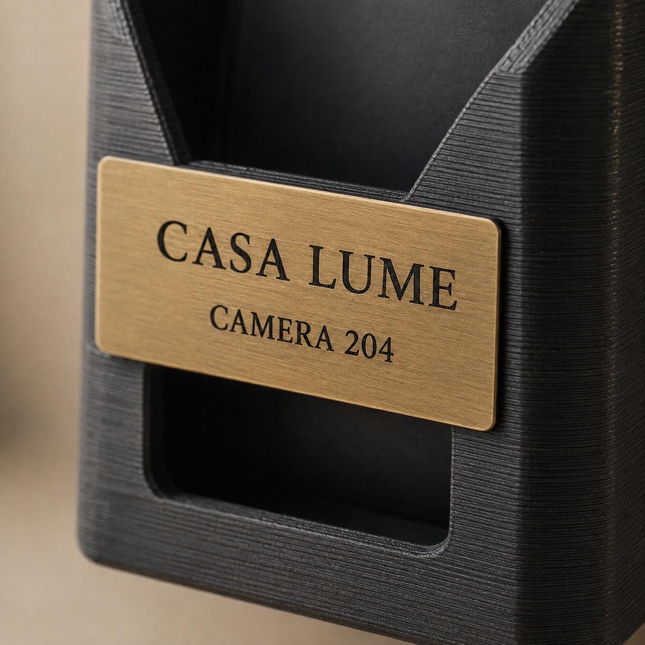 Set da 10 Supporti Telecomando Personalizzati | Culle a Parete in PLA e Rowmark per Camere Hotel